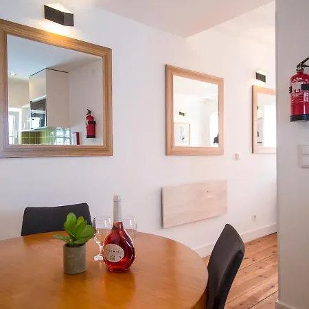 Amalia's Charming & Bright Duplex Apt In Rossio Apartament