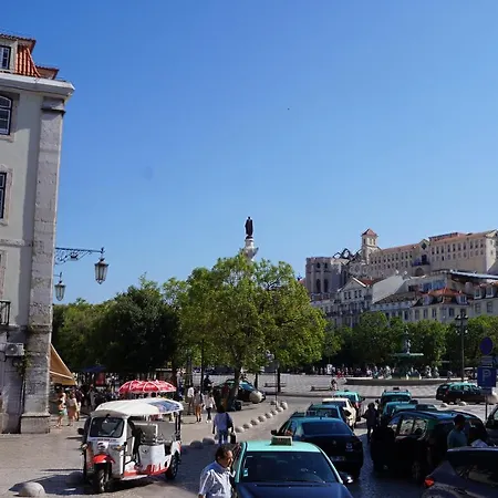 Amalia's Charming & Bright Duplex Apt In Rossio 아파트